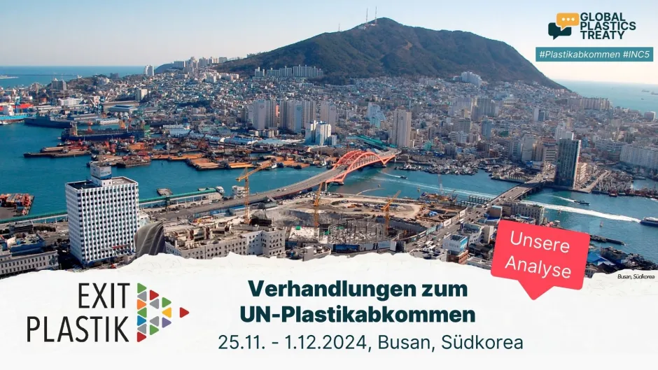 Blick auf Busan, Korea, Beschriftung mit Texten und Informationen zum UN-Plastikabkommen